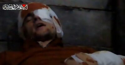 Copertina di Hamas diffonde il video dell’ostaggio Maxim Harkin: fasciato e col volto sporco di sangue