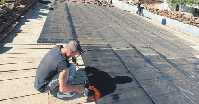 Palermo, sul tetto del cantiere del Comune operai fotografati senza casco e imbracature