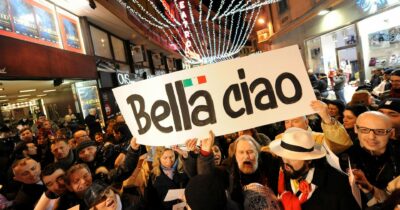 Copertina di Cantano “Bella ciao”: in dieci identificati