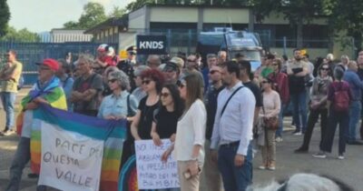 Copertina di In centinaia in piazza contro il piano per la fabbrica di esplosivi