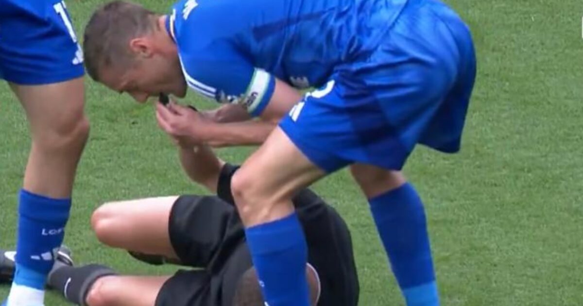 L’arbitro cade a terra dopo uno scontro: Vardy gli prende il fischietto e interrompe la partita L’arbitro cade a terra dopo uno scontro: Vardy gli prende il fischietto e interrompe la partita