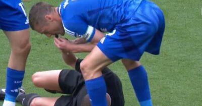 Copertina di L’arbitro cade a terra dopo uno scontro: Vardy gli prende il fischietto e interrompe la partita
