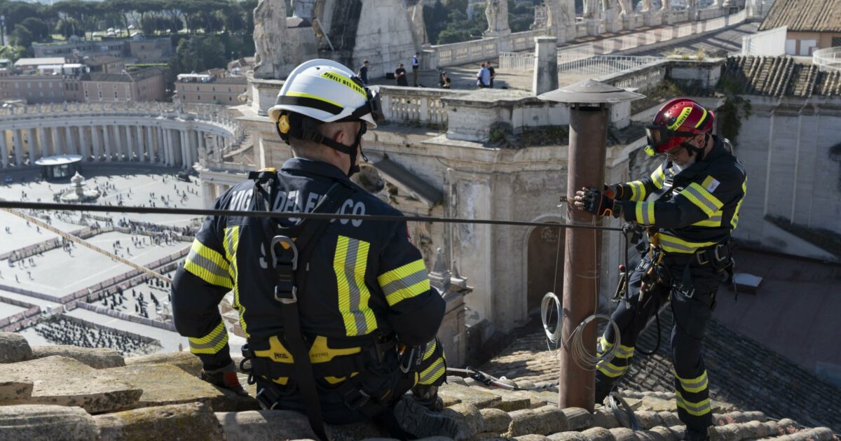 La stufa “veterana” del Conclave: da 86 anni brucia le schede (ma la fumata arriverà dalla ‘sorella’ più giovane) La stufa “veterana” del Conclave: da 86 anni brucia le schede (ma la fumata arriverà dalla ‘sorella’ più giovane)