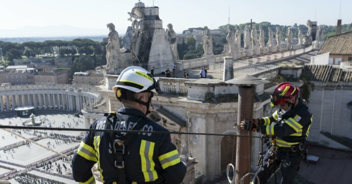 La stufa “veterana” del Conclave: da 86 anni brucia le schede (ma la fumata arriverà dalla ‘sorella’ più giovane)