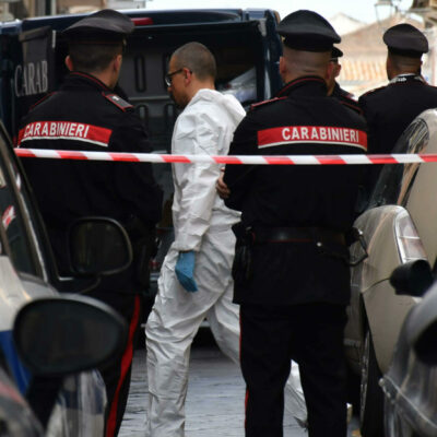 Copertina di Uccide suo figlio di 9 anni tagliandogli la gola: arrestata. “Solo da poco aveva avuto il permesso di vedere il bambino”