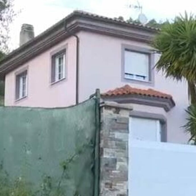 Scoperta la “casa degli orrori”: “Tre bambini chiusi in casa da oltre tre anni tra rifiuti e farmaci, i genitori ossessionati dal Covid”. Il racconto choc della polizia