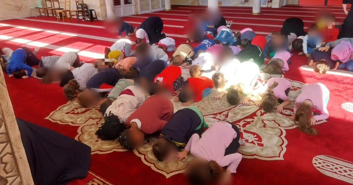 Bambini dell’Infanzia in visita a una moschea nel Trevigiano: la foto sui social della scuola scatena le polemiche Bambini dell’Infanzia in visita a una moschea nel Trevigiano: la foto sui social della scuola scatena le polemiche