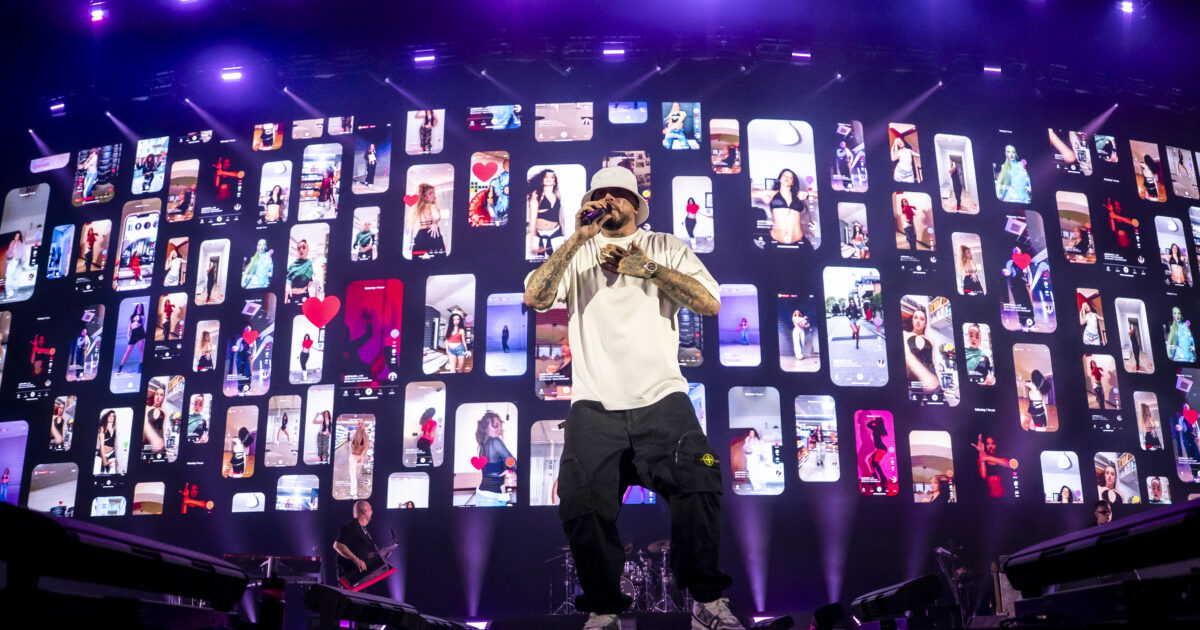 I 10 (miscredenti) comandamenti secondo Guè per il il suo live più importante: il racconto del concerto al Forum di Milano (con una piccola caduta nella botola)