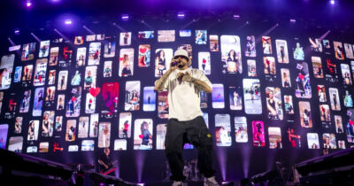 Copertina di I 10 (miscredenti) comandamenti secondo Guè per il il suo live più importante: il racconto del concerto al Forum di Milano (con una piccola caduta nella botola)