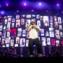 Copertina di Il tanga sul palco, la caduta nella botola e i 10 (miscredenti) comandamenti secondo Guè: il racconto del concerto al Forum di Milano