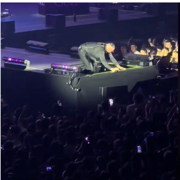 “Sono quasi morto”: il rapper Guè finisce in una botola aperta in mezzo al palco, la caduta durante il concerto al Forum di Milano