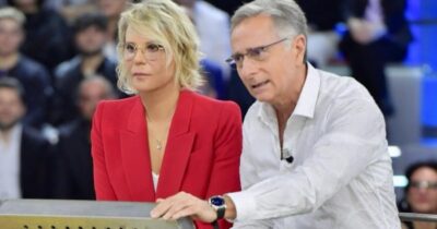 Copertina di Paolo Bonolis: “Ho chiamato Stefano De Martino per sostituirmi ad Avanti un altro, ma ha detto no. Maria De Filippi? Credo lavoreremo insieme”. Lei però glissa
