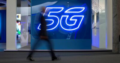 Copertina di La guerra delle antenne. Per  il 5G ai Comuni vanno solo le briciole