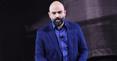 Copertina di “Ho sbagliato tutto, vorrei un’altra vita. Ho continue crisi di panico, ho pensato di farla finita”: il dolore di Roberto Saviano e il piano per “sparire”