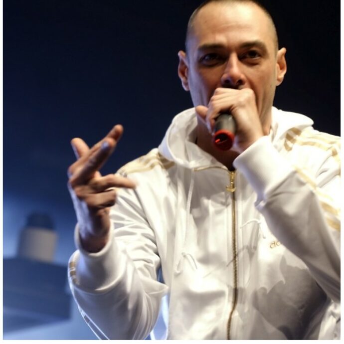 “Insultare squallidamente non è musica né arte”: Fabri Fibra condannato a pagare 70 mila euro per diffamazione nei confronti di Valerio Scanu