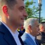 Copertina di Il nazionalista Simion al seggio con Georgescu, tra applausi e cori