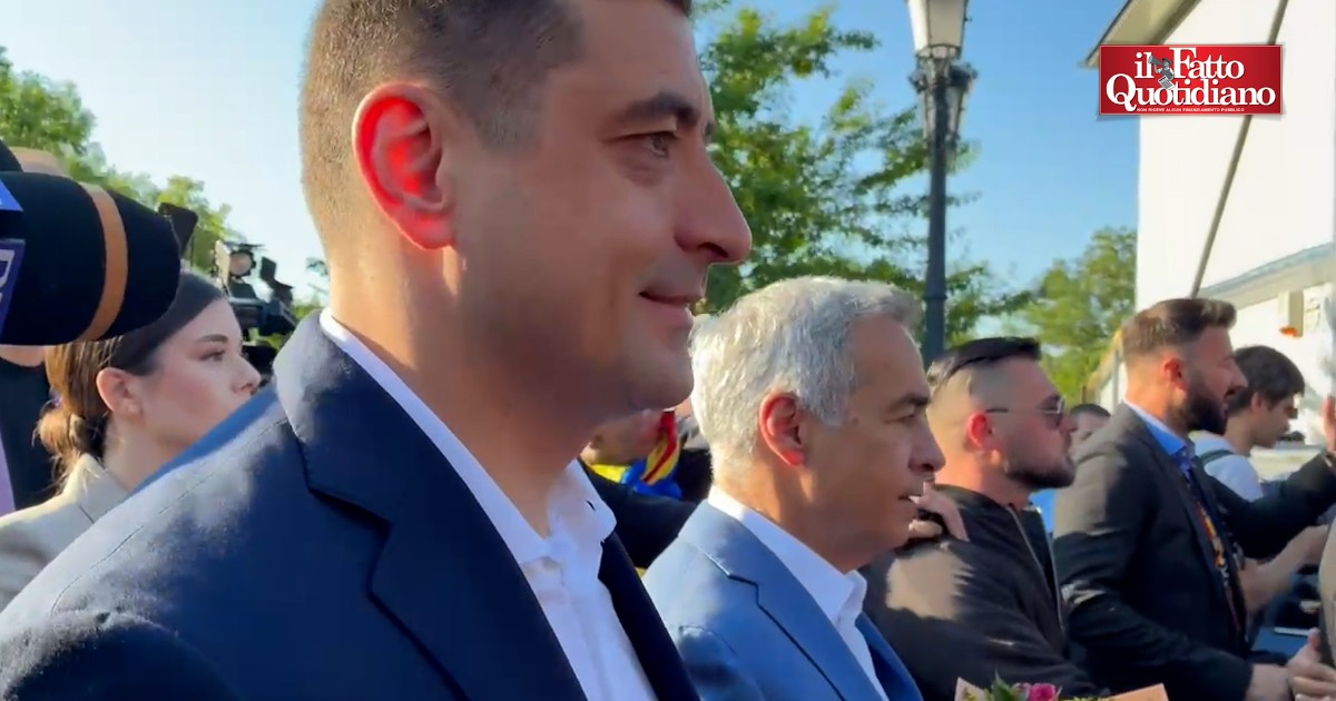 Si vota in Romania: il candidato dell’ultradestra Simion al seggio con l’estromesso Georgescu tra applausi e cori di sostegno (video) Si vota in Romania: il candidato dell’ultradestra Simion al seggio con l’estromesso Georgescu tra applausi e cori di sostegno (video)