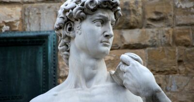 Copertina di “Il gesso colava nei miei slip, sentivo come se mi stessero cuocendo vivo. Una tortura da piangere”: 19enne posa per l’esame d’arte dell’amica, liberato dai pompieri