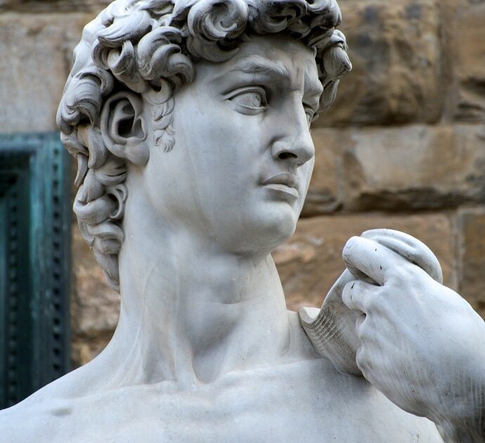 “Il gesso colava nei miei slip, sentivo come se mi stessero cuocendo vivo. Una tortura da piangere”: 19enne posa per l’esame d’arte dell’amica, liberato dai pompieri