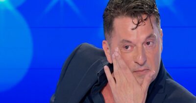 Copertina di “Mia madre disse: ‘Andiamo al Luna Park’,  poi mi lasciò in collegio dalle suore. Mi davano un sacco di botte”: la confessione di Teo Mammucari a Domenica In