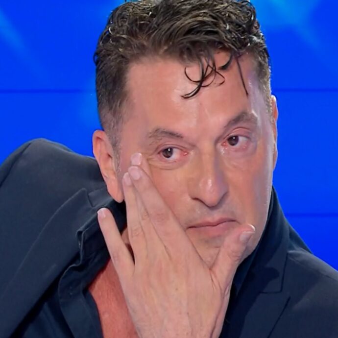 “Mia madre disse: ‘Andiamo al Luna Park’,  poi mi lasciò in collegio dalle suore. Mi davano un sacco di botte”: la confessione di Teo Mammucari a Domenica In