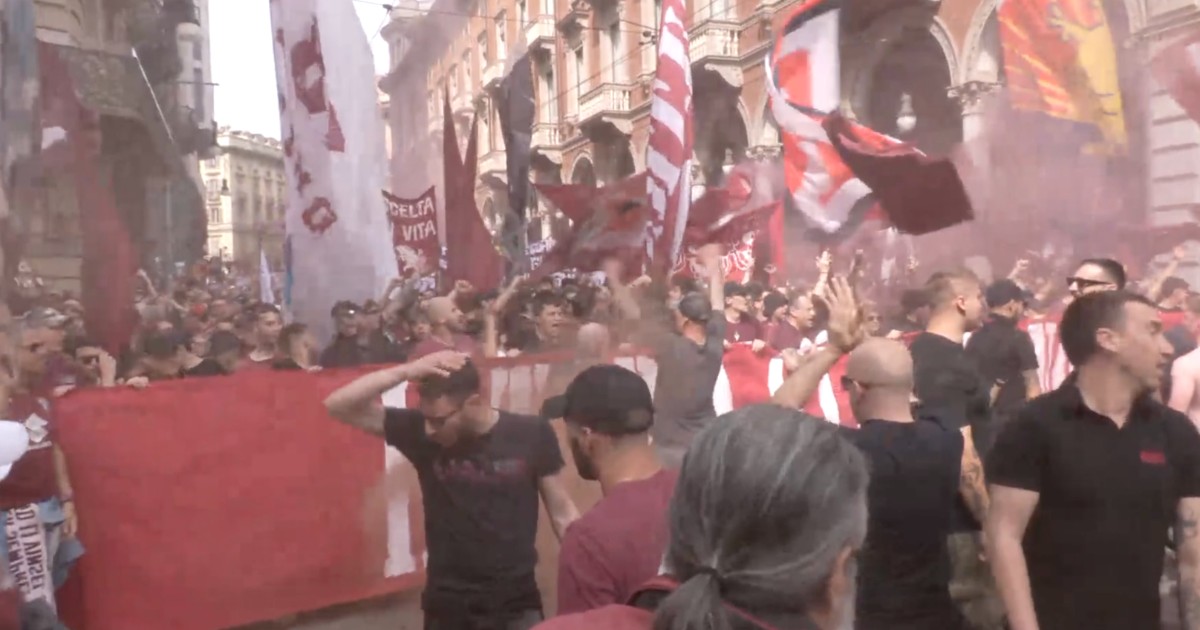 Torino tifosi da Ilfattoquotidiano.it torino tifosi granata in piazza nell anniversario di superga corteo contro il presidente cairo
