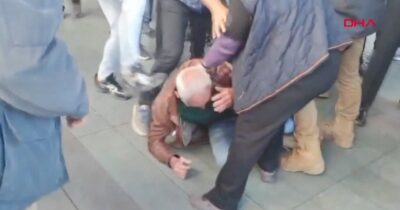 Copertina di Turchia, il leader dell’opposizione Ozel aggredito dopo una cerimonia. Fermato l’uomo che lo ha colpito