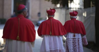 Copertina di Conclave, troppi i cardinali elettori: Santa Marta non basta e 13 rimangono senza stanza. Ecco dove dormiranno