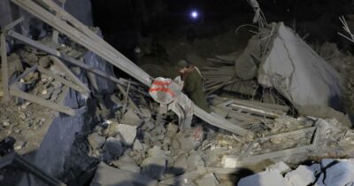 Copertina di Maxi-raid di Usa e Israele sullo Yemen: il porto di Hodeidah distrutto con cinquanta bombe. “Ci sono morti”