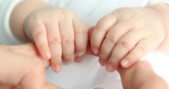 Congedi parentali per le coppie omogenitoriali, il caso dei 10 giorni negati alla seconda mamma arriva alla Consulta
