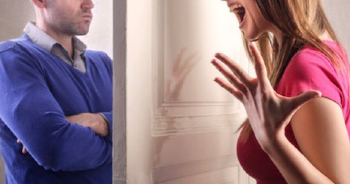 “Il fumo del vicino entrava nella cameretta di mio figlio, gli ho chiesto di smettere ed è iniziata la guerra. Cerco idee di vendetta meschine”: il post virale su Reddit