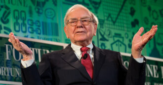Warren Buffett, 94 anni, lascia la guida di Berkshire Hathaway ma resta presidente. Il titolo affonda a Wall Street