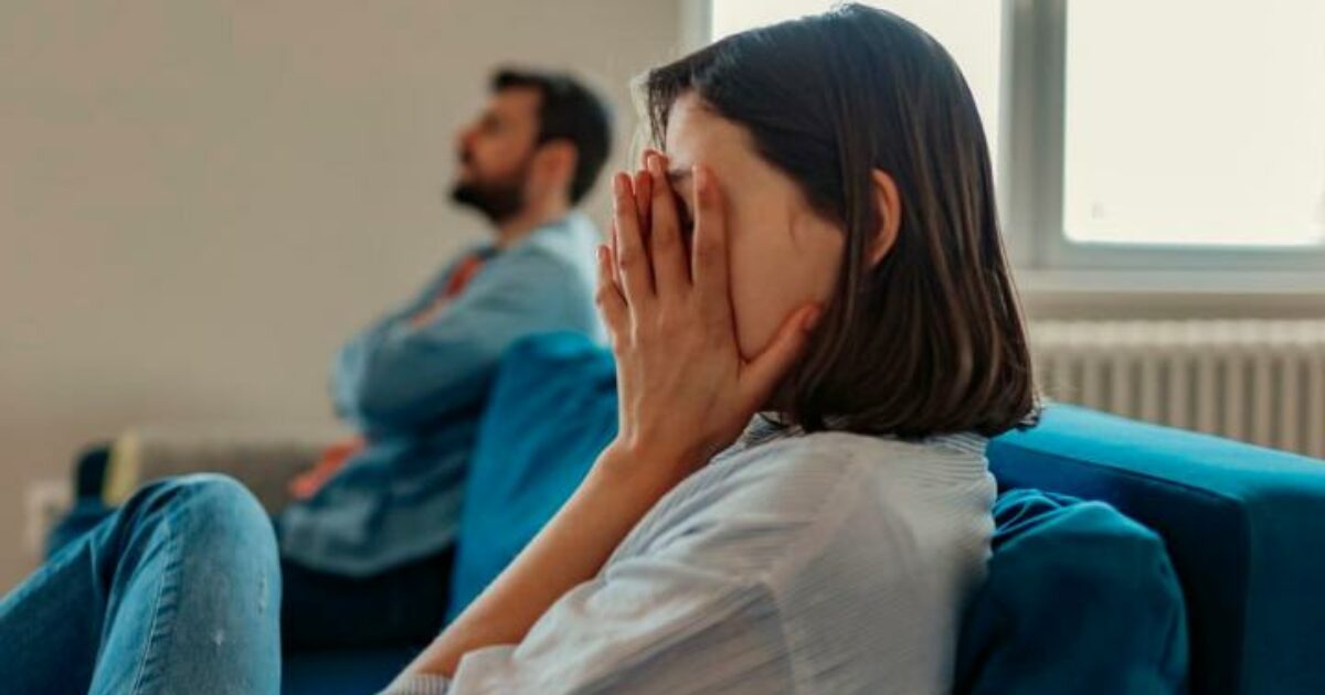 “Ho vietato al mio patrigno di venire al matrimonio. Aveva definito mio padre morto un ‘donatore di sperma’”: lo sfogo della sposina diventa virale su Reddit