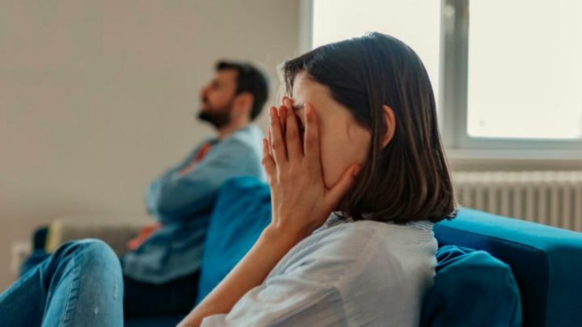 “Ho vietato al mio patrigno di venire al matrimonio. Aveva definito mio padre morto un ‘donatore di sperma’”: lo sfogo della sposina diventa virale su Reddit