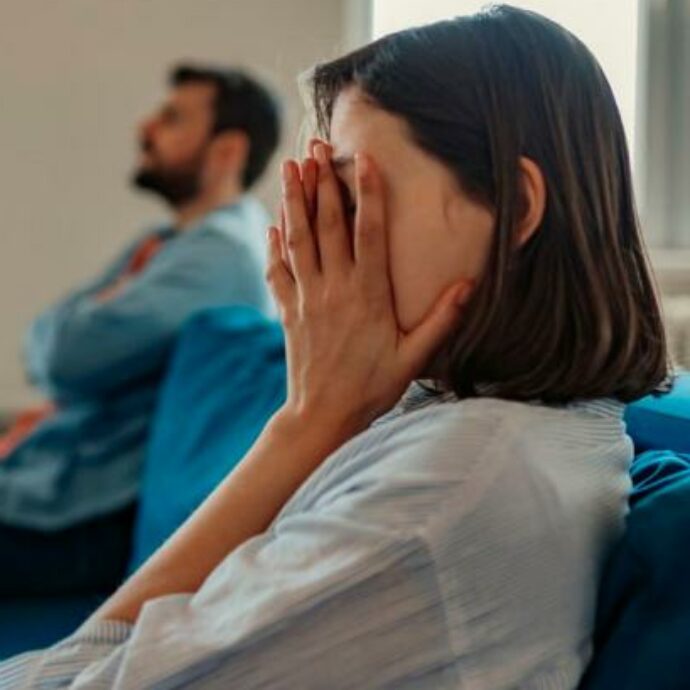 “La prossima volta tieni dentro un bambino abbastanza a lungo da presentarmelo”: la suocera anti-abortista insulta la moglie del figlio durante un compleanno