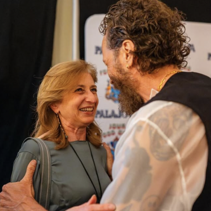 “Siamo fortunati ad avere il suo babbo Sergio Mattarella al Quirinale in questi anni complessi”: la foto di Jovanotti con la figlia del Presidente, Laura Mattarella