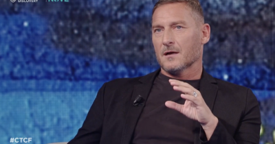 Copertina di Francesco Totti ‘scivola’ sul padel: “Mio figlio Christian è scarso, Noemi essendo donna è bravina”. Fazio: “Secondo me non la prende bene”. Sui social commenti critici
