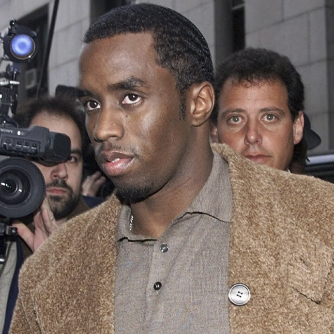 “Puff Daddy mi ha infilato la mano sotto il vestito e costretta a un rapporto orale. Usava violenza sempre”: pesantissime accuse dall’ex assistente in tribunale