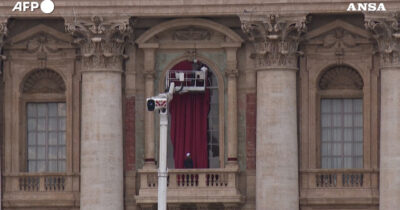 Copertina di Drappi rossi al balcone centrale della Basilica di San Pietro: la preparazione in vista del Conclave