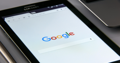 Copertina di IA e minorenni: Google apre l’accesso all’intelligenza artificiale generativa ai minori di 13 anni