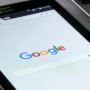 Copertina di IA e minorenni: Google apre l’accesso all’intelligenza artificiale generativa ai minori di 13 anni