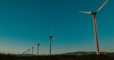 Copertina di “L’energia pulita non serve senza decrescita. I giovani non l’hanno capito, le associazioni sono in crisi”: la provocazione di un ambientalista
