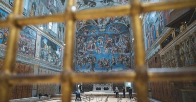 Copertina di Conclave, domani primo voto: Parolin a quota 60, sale lo statunitense Prevost