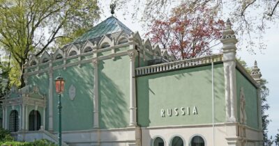 Copertina di “Grazie Mosca”, la Biennale ci ripensa