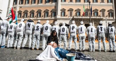 Copertina di Altri tre morti sul lavoro: un operaio risucchiato da un macchinario, uno folgorato, un edile caduto. Inail: “In tre mesi 205 vittime”