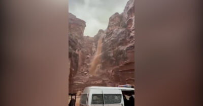 Copertina di Alluvione in Giordania, cascate d’acqua nel sito archeologico di Petra: morti due turisti. Centinaia di evacuati – Video