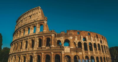 Copertina di Roma, scavalca l’inferriata del Colosseo ma rimane infilzato: turista americano operato d’urgenza
