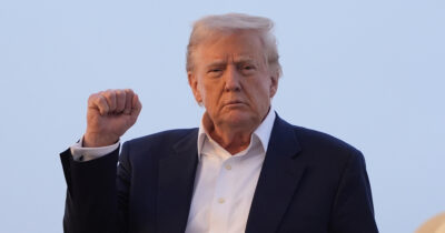 Copertina di La Corte Suprema dà ragione a Trump: “I tribunali inferiori non possono bloccare gli ordini esecutivi”. I dem: “Passo verso l’autoritarismo”