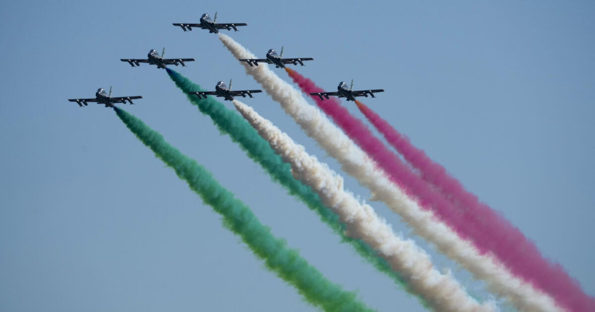 Incidente delle Frecce tricolori a Pantelleria: ferito il pilota. In un video la collisione tra i due aerei Incidente delle Frecce tricolori a Pantelleria: ferito il pilota. In un video la collisione tra i due aerei