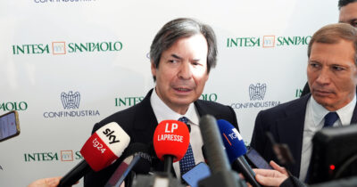Copertina di Profitti di Intesa Sanpaolo oltre le attese grazie alle commissioni di gestione. "Utili 2025 ben sopra i 9 miliardi"
